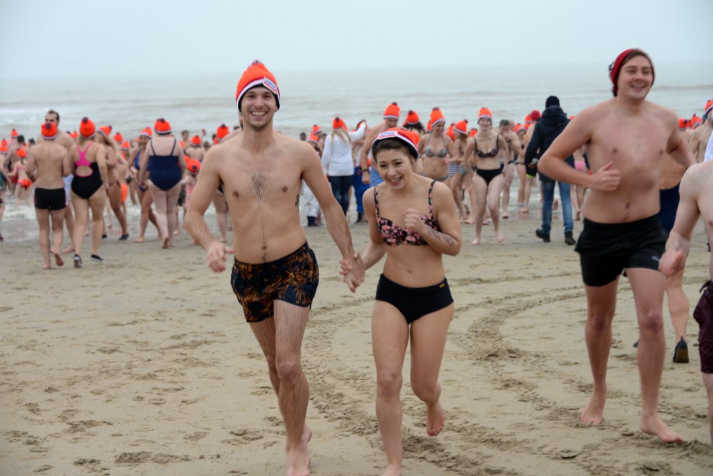 ../Images/Nieuwjaarsduik Noordwijk 2020 071.jpg